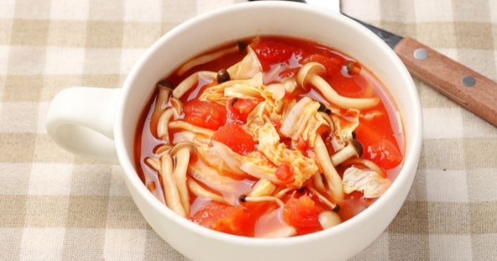 【汁物】レンジで白菜としめじのトマトスープ