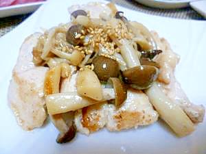 ヘルシー鶏肉の酒蒸し☆きのこ添え