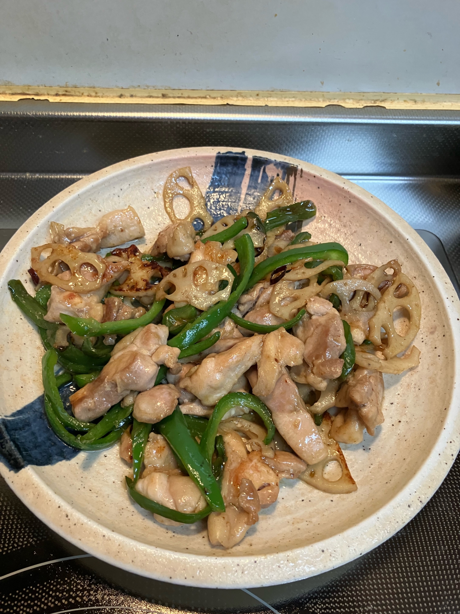 ごま油香る♪鶏肉とピーマンと蓮根の甘辛炒め^_^