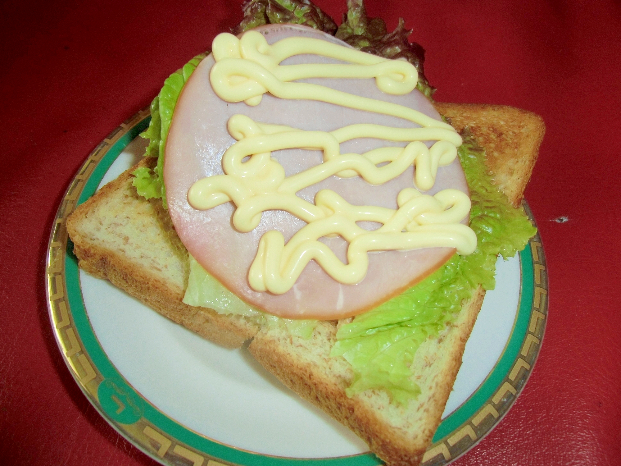 ハムとサニーレタスのサンドイッチ