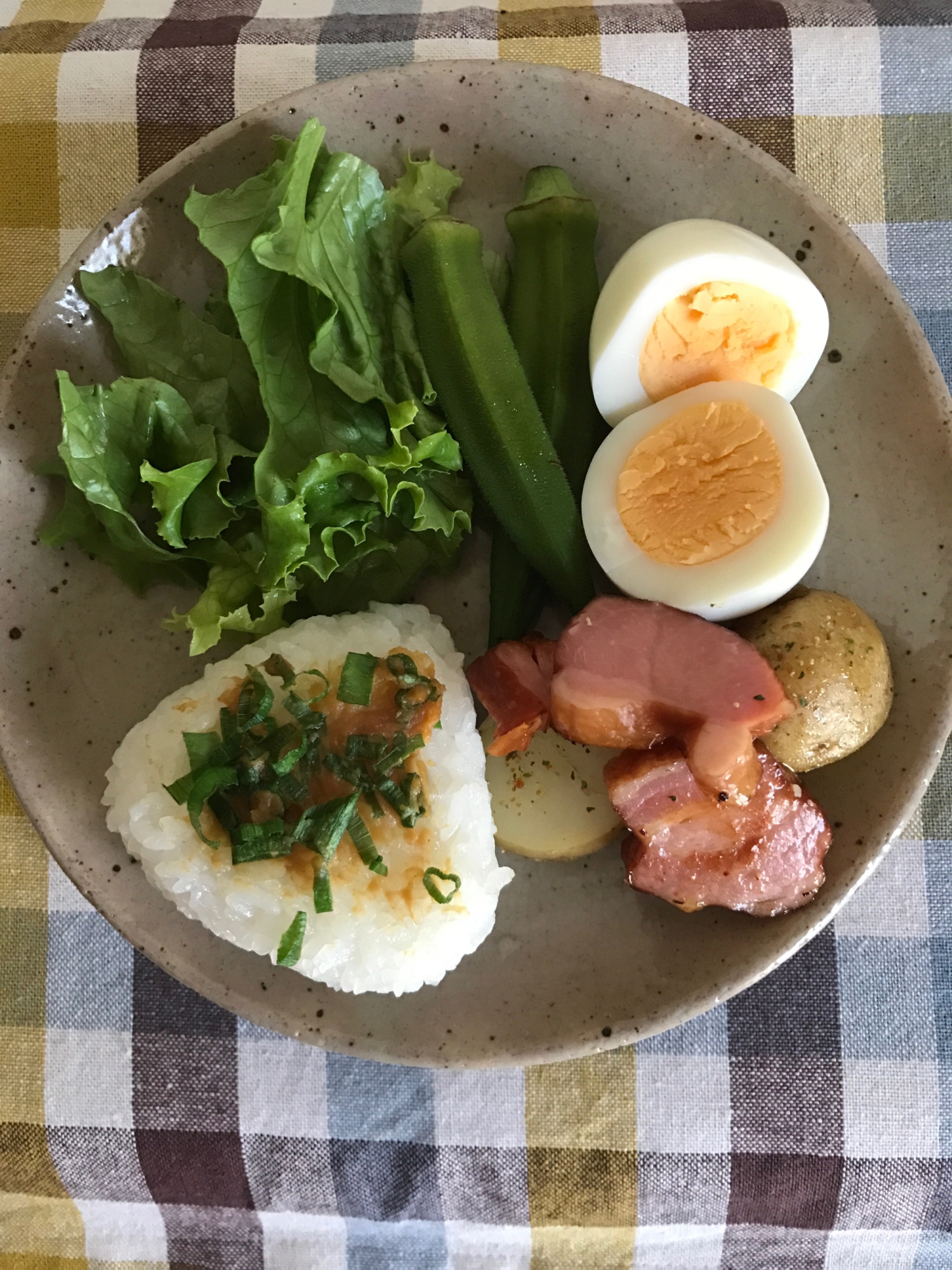 ネギ味噌焼きおむすびの朝ごはんプレート