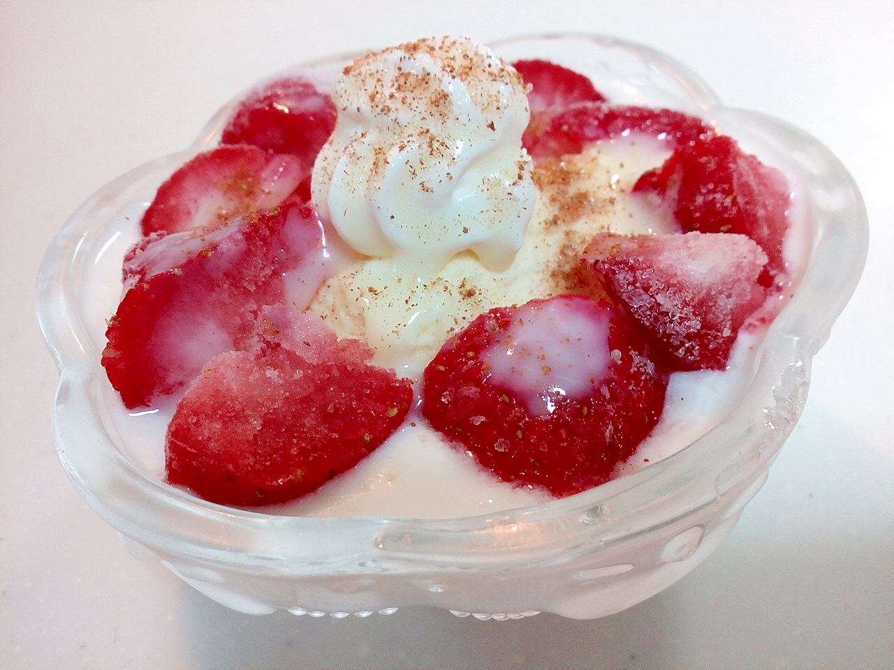 冷凍いちごのヨーグルトパフェ