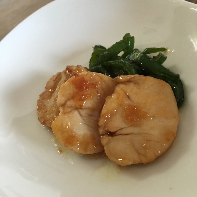 ピーマンが添えられた鶏ハムの甘辛炒め