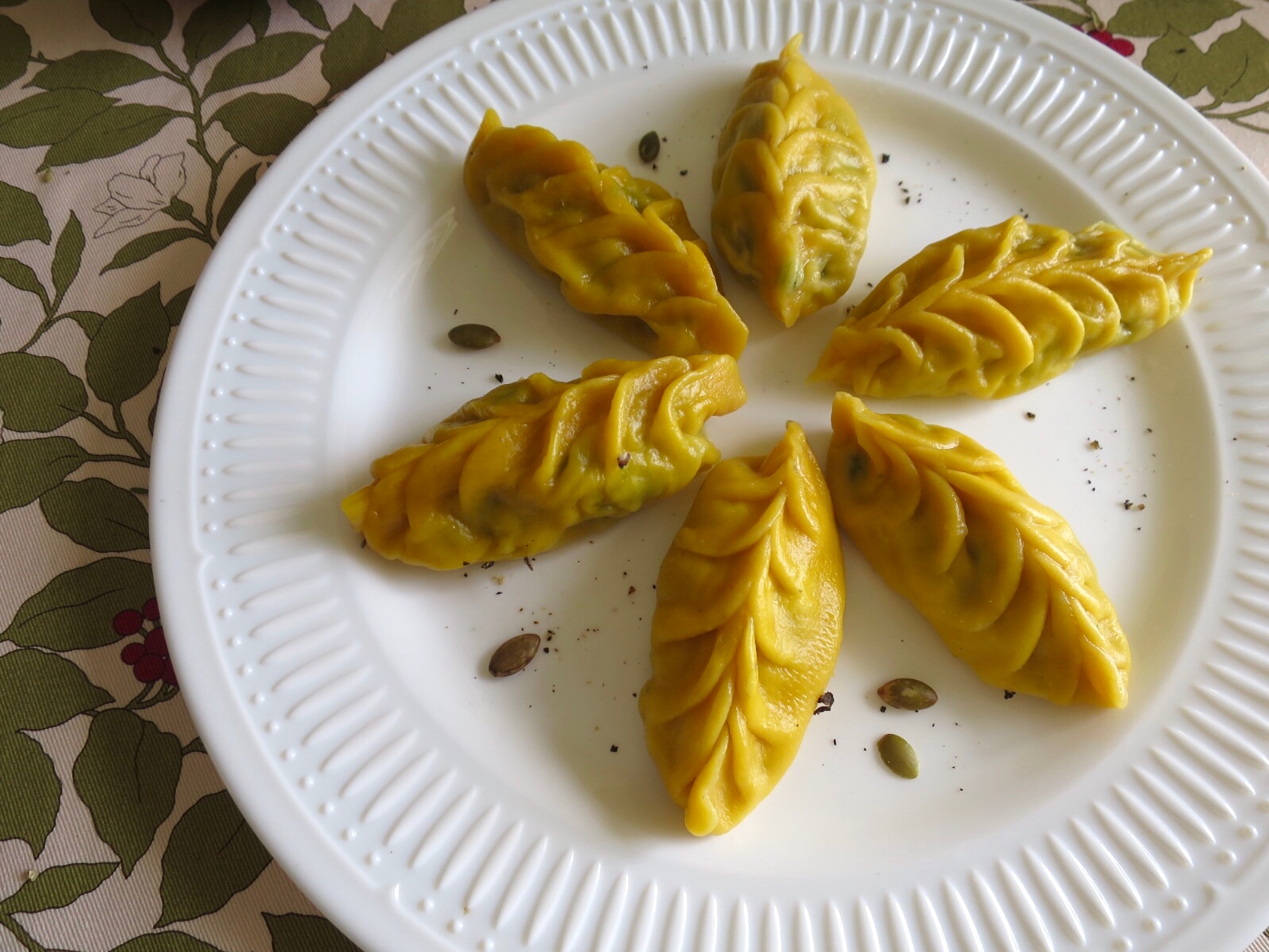 皮から作る！かぼちゃで黄色い水餃子