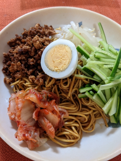 夏にぴったり♪豚そぼろのビビン麺