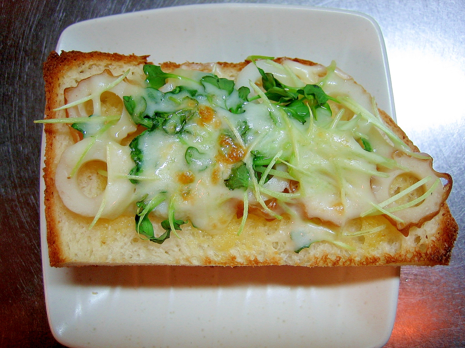 カイワレ大根と竹輪のチーズトースト