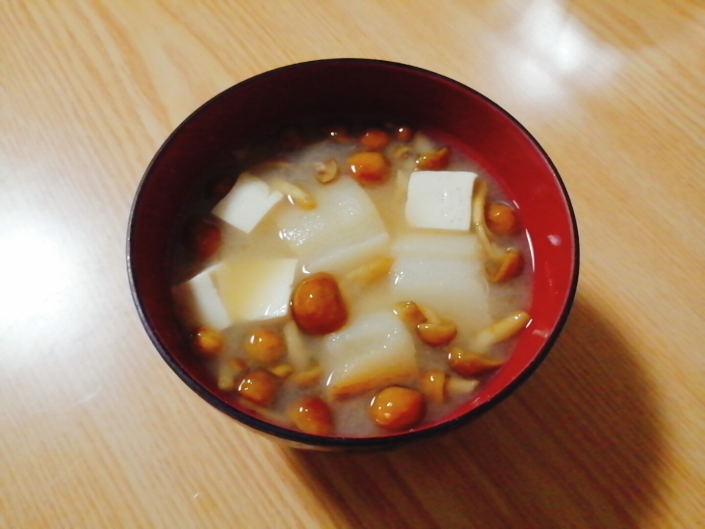豆腐となめこと麩の味噌汁