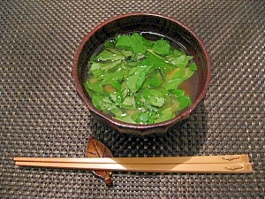 豆腐とアシタバのお味噌汁