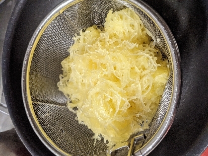 実家から初めてもらった「そうめんカボチャ」
簡単に下ごしらえができました！！
酢の物にすると、とても美味しかったです。