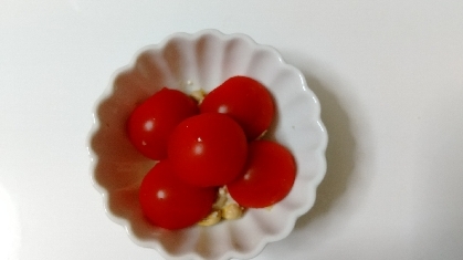 簡単♪トマトと煎り大豆のお花サラダ(生姜マヨ風味)