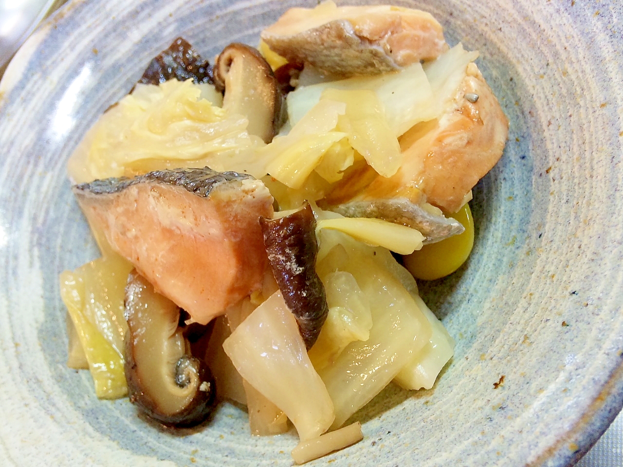 白菜と鮭、椎茸の塩麴煮