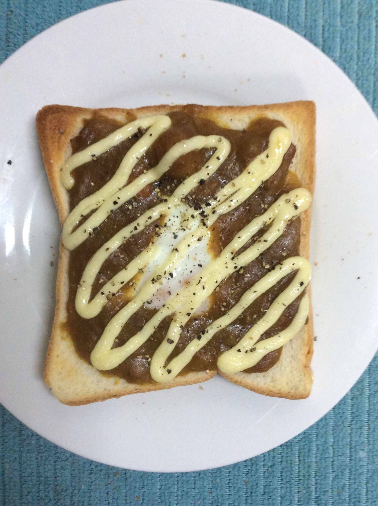 カレーリメイク♪目玉焼きマヨトースト