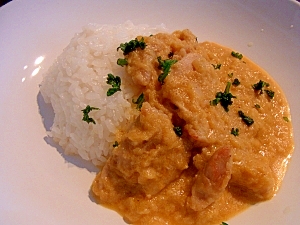 玉ねぎとりんごの甘み♪ミルクチキンカレー