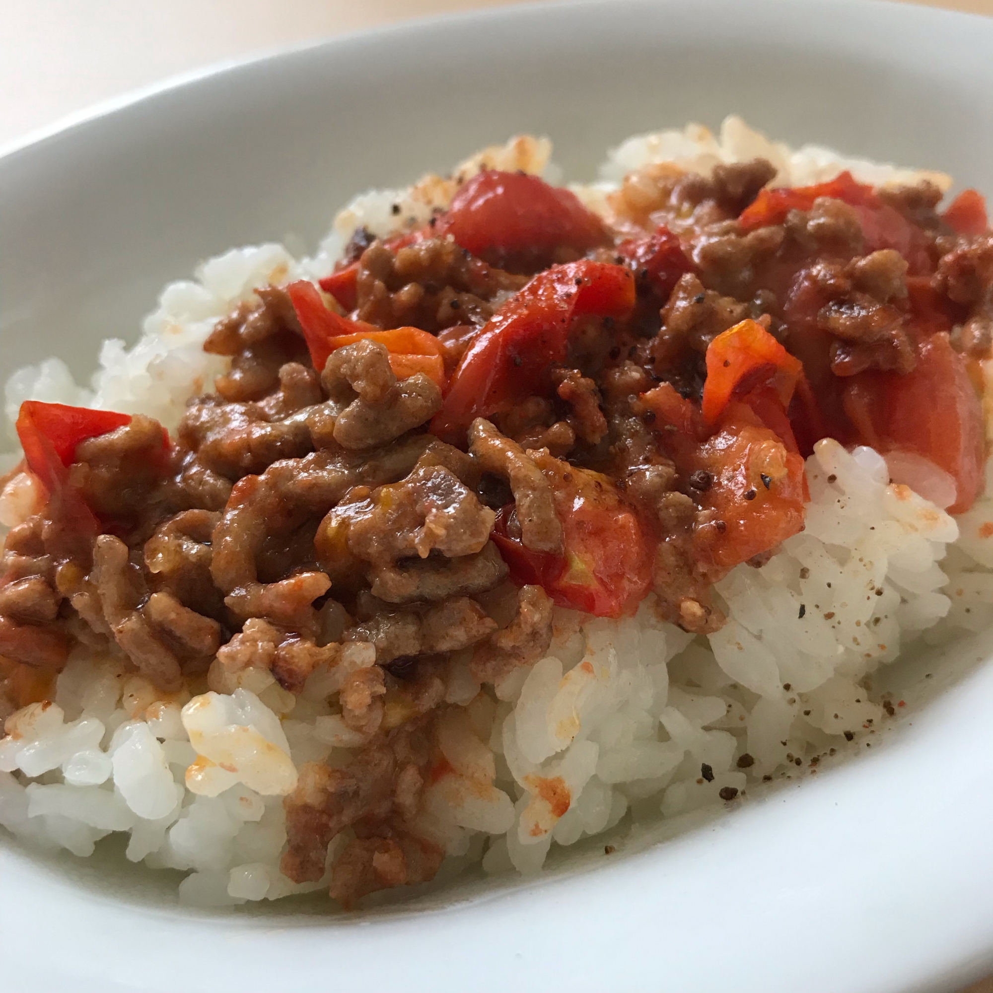 ひき肉とトマトのラー油マヨ風味乗せご飯