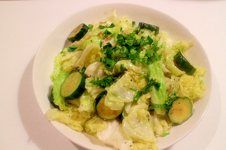 山盛り食べたいキャベツとズッキーニのホットサラダ