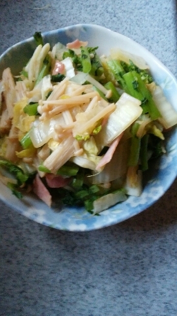 大根葉と白菜とエノキタケとベーコンの炒め物