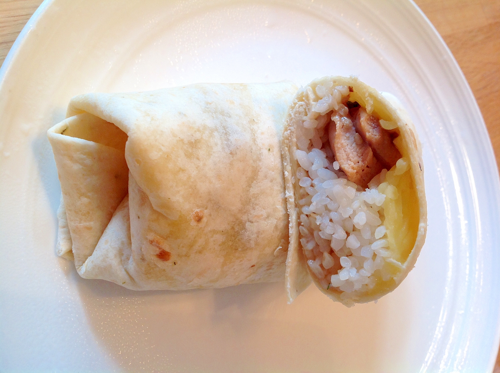 照り焼きチキンとご飯のトルティーヤラップ