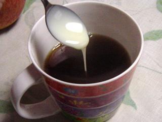 濃い紅茶に、タプタプのコンデンスミルクを入れました～。美味しい！ご馳走様でした。