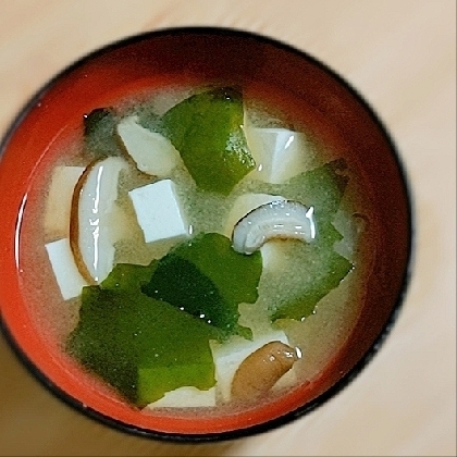 冷凍椎茸とわかめと豆腐のお味噌汁