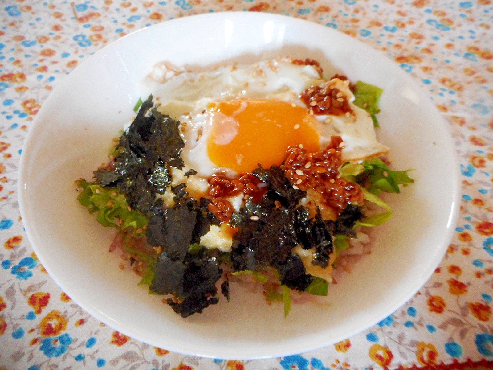 醤油麹しょうがダレ目玉焼きサラダ丼