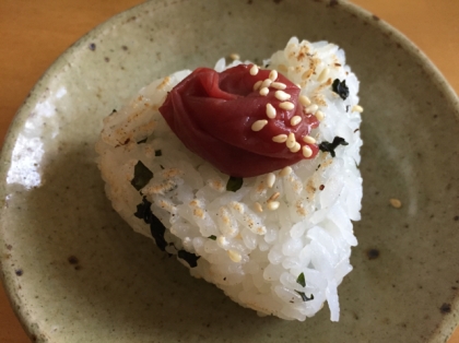 飲んだあとの〆ごはんに作りました (〃艸〃)香ばしい焼きおにぎりに梅がガツンと！とっても美味しかったです！