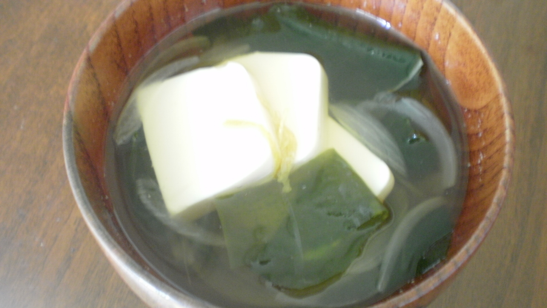 豆腐とわかめ玉ねぎの澄まし汁