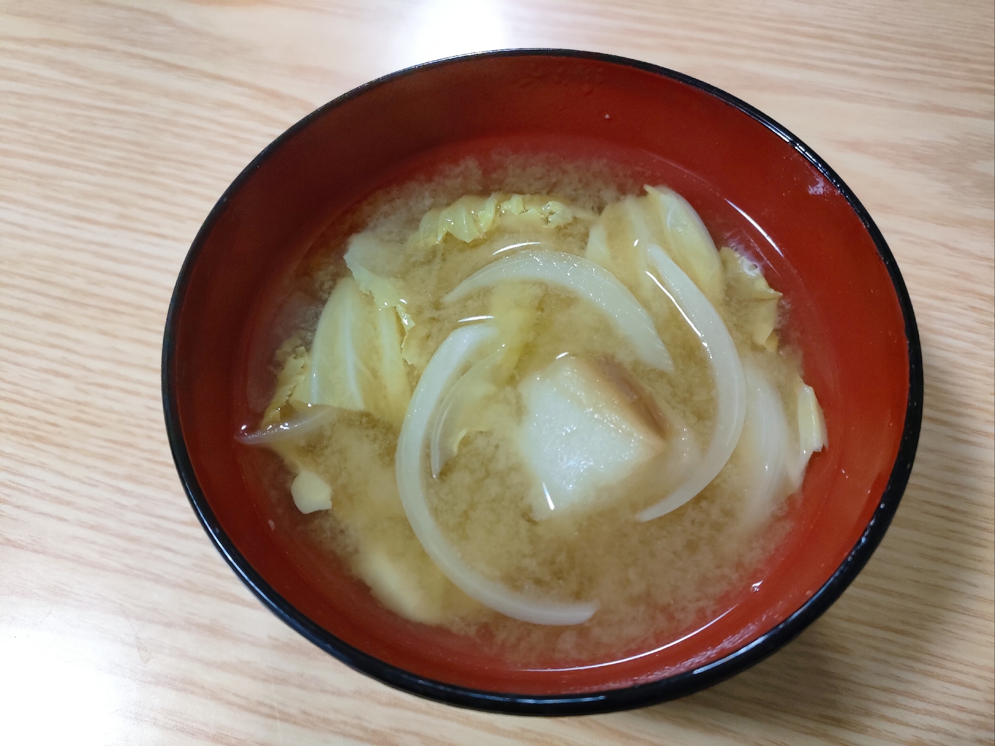 キャベツと玉ねぎと麩の味噌汁