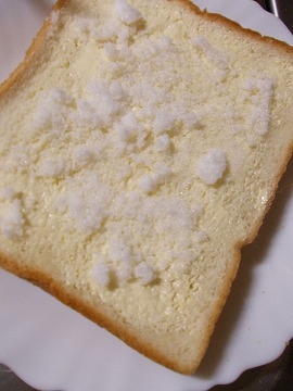 パンのふわふわと砂糖のシャリシャリがおいし～い(❀ฺ´∀`❀ฺ)
封開けてすぐのパンならではですね☆
ごちそうさまぁ♪