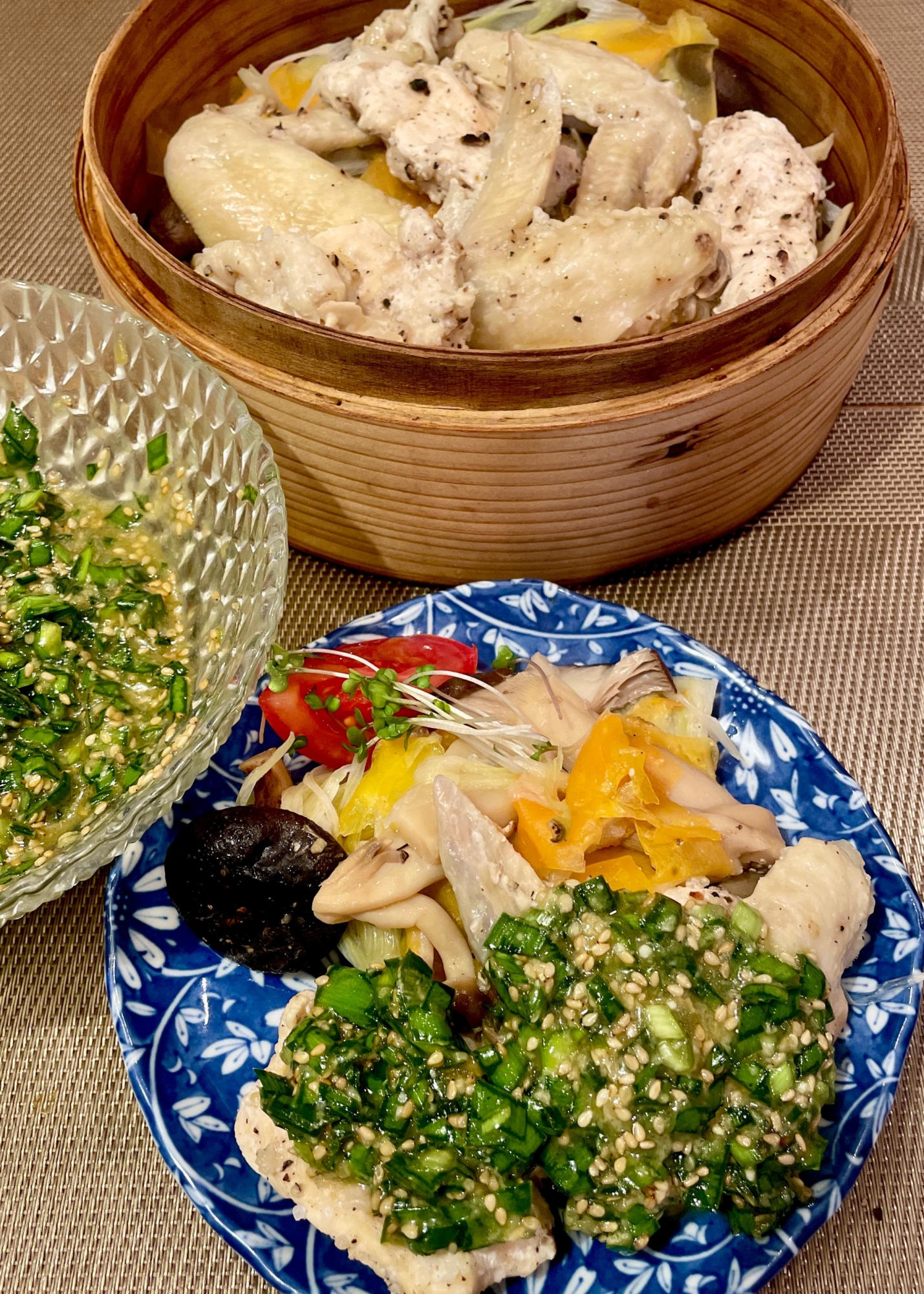 激うまニラだれで食べる♡鶏手羽と鶏ももの蒸籠蒸し