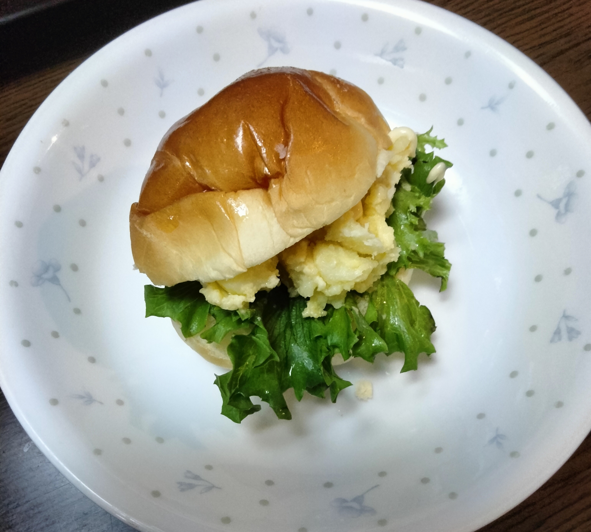 ロールパンサンド レタス&ポテサラ挟んで