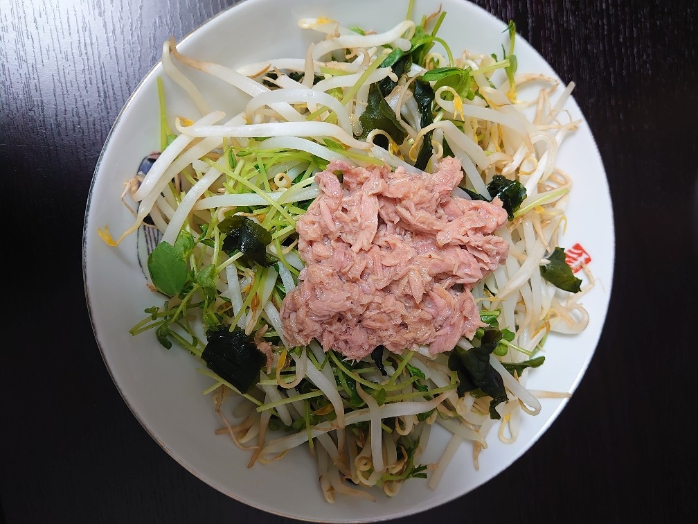 電子レンジで。もやし&豆苗&わかめのツナサラダ