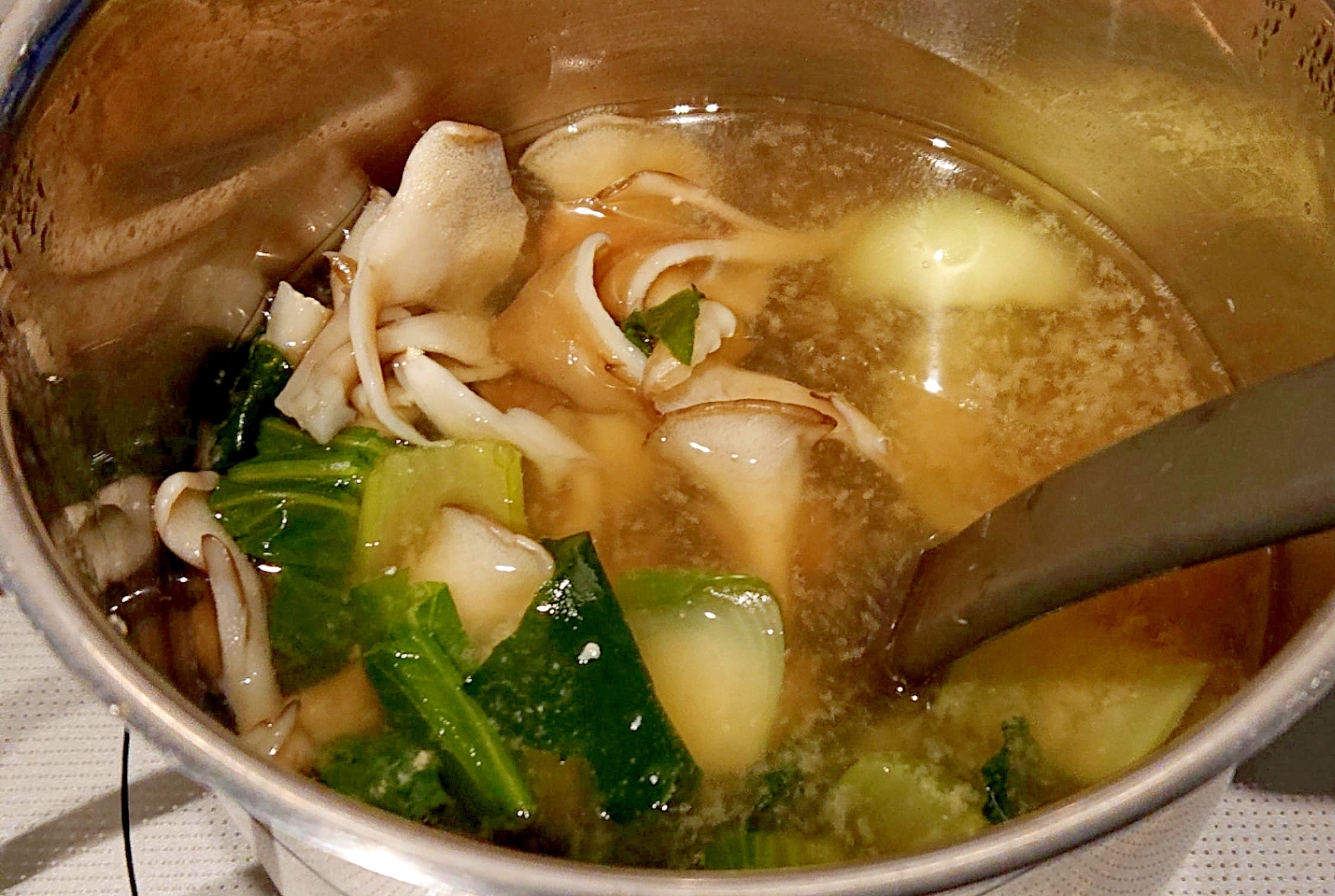 チンゲン菜と舞茸の味噌汁