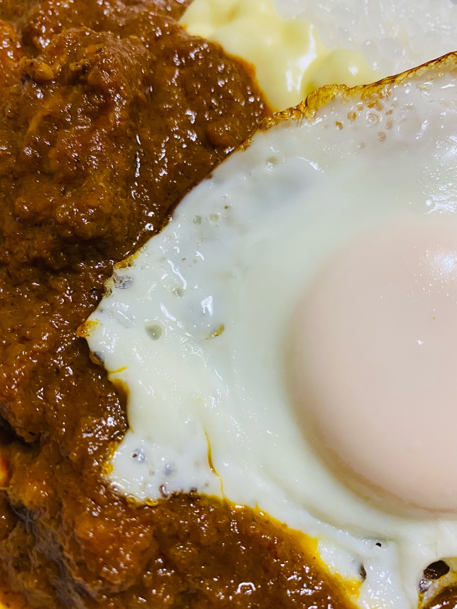 目玉焼き入りスパイシーチキンカレー