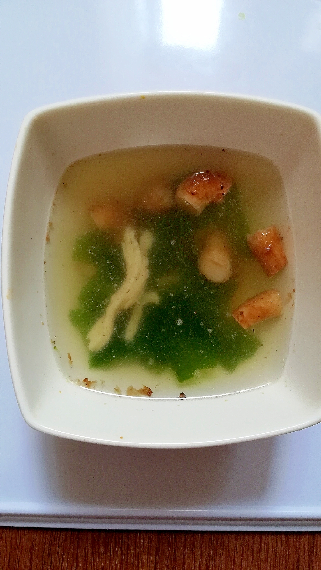 わかめとしいたけの軸と鶏ハムの中華スープ