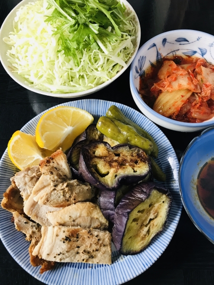 年末の時期には家族で楽しめる料理ですね。
豚肉と一緒に野菜もたくさん摂れて、体に良いですね。
キムチ、野菜などを巻いて美味しくいただきました。