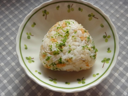 鶏そぼろとちりめんじゃこの青海苔おにぎり