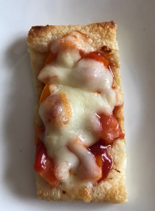ベーコンとパプリカのケチャップ炒めの油揚げピザ
