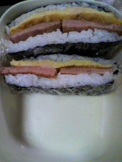 簡単★おにぎらず 長方形海苔 ポーク玉子