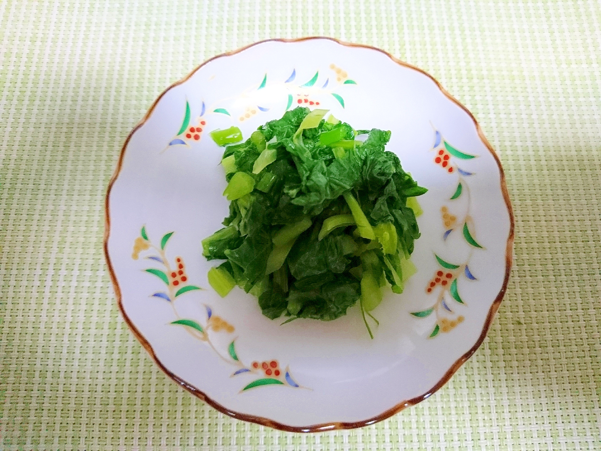 絵柄のついた皿に盛り付けられたかぶの葉の漬物