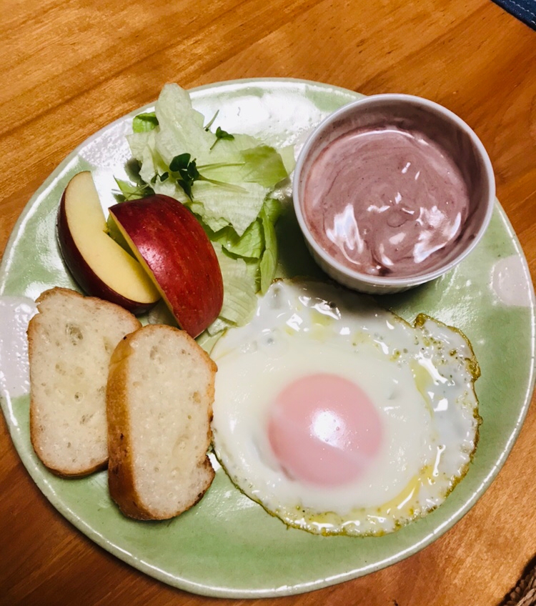 パケットと目玉焼き、ココアヨーグルトの朝ごはん