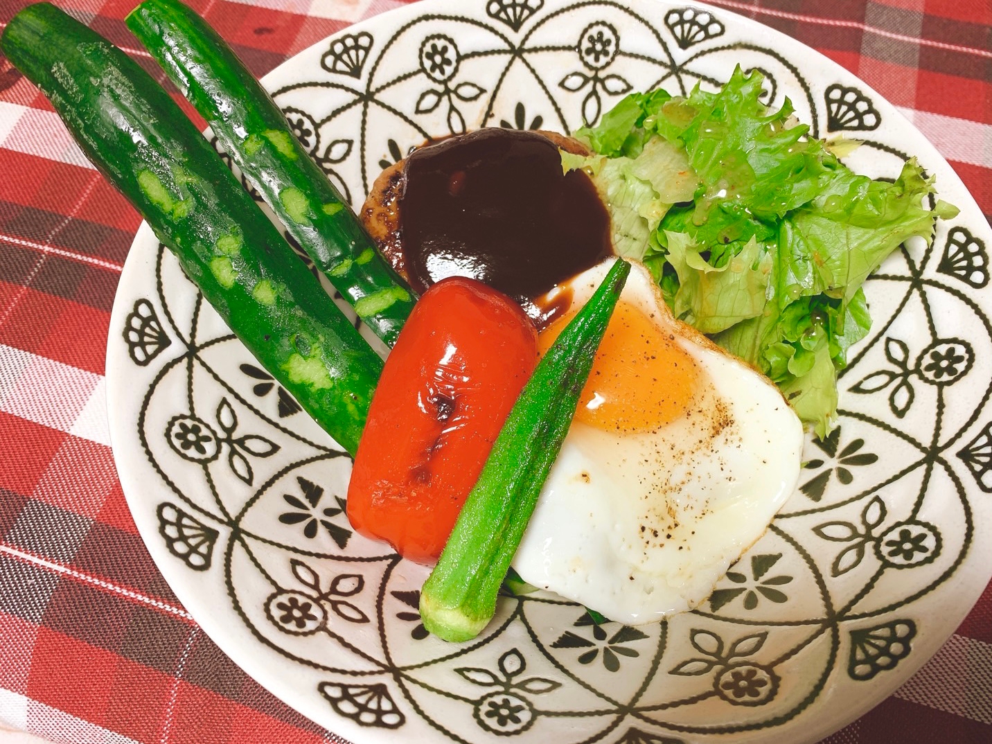 夏野菜と市販の生ハンバーグを使って簡単ロコモコ丼♪