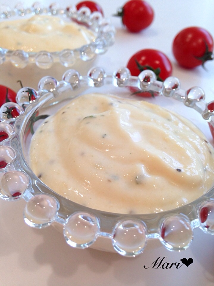 透明な容器に入ったヨーグルトのシーザードレッシング