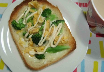 緑野菜とスクランブルエッグのチーズトースト