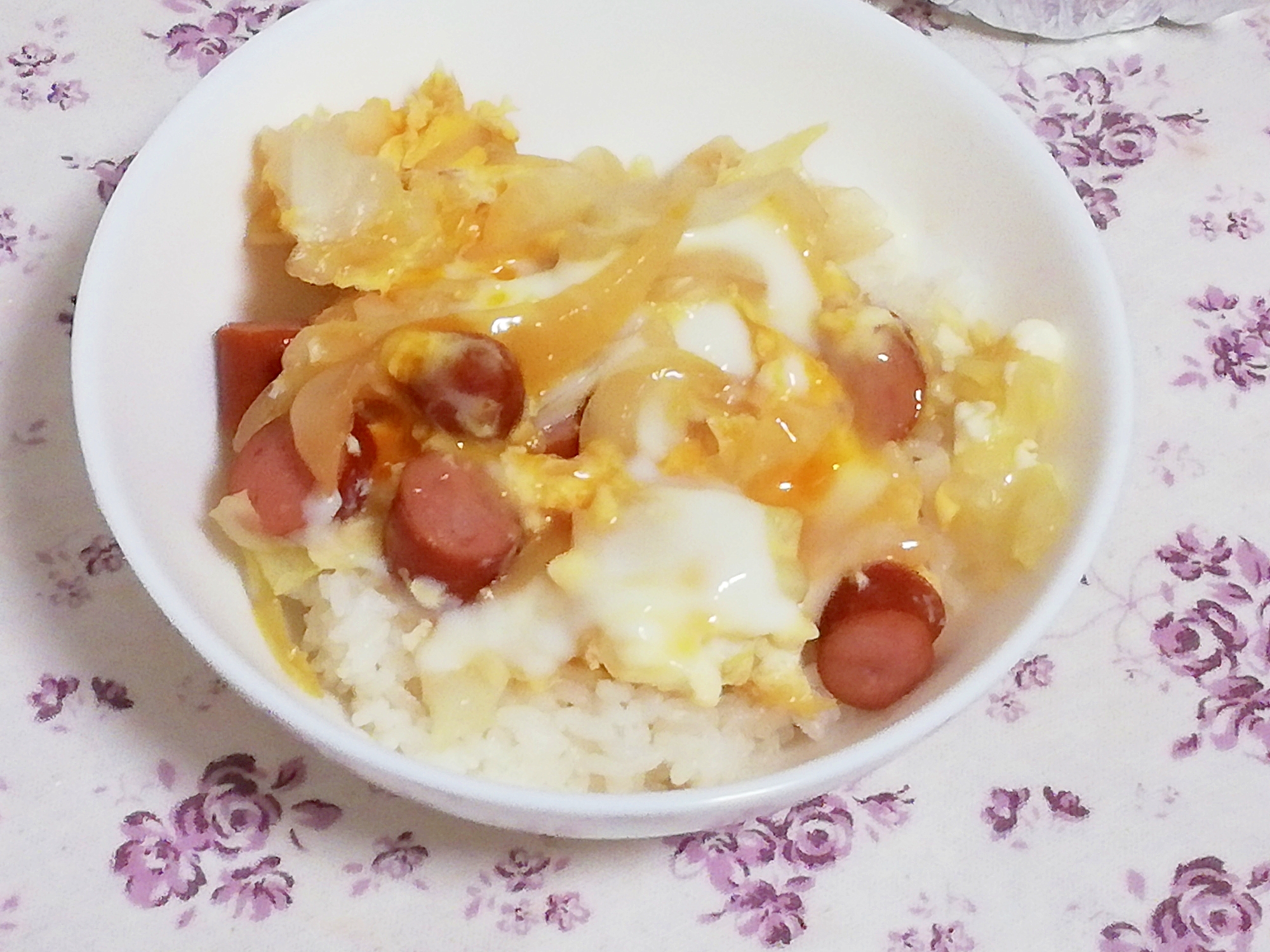 めんつゆでキャベツ玉ねぎウインナーの簡単卵とじ＆丼