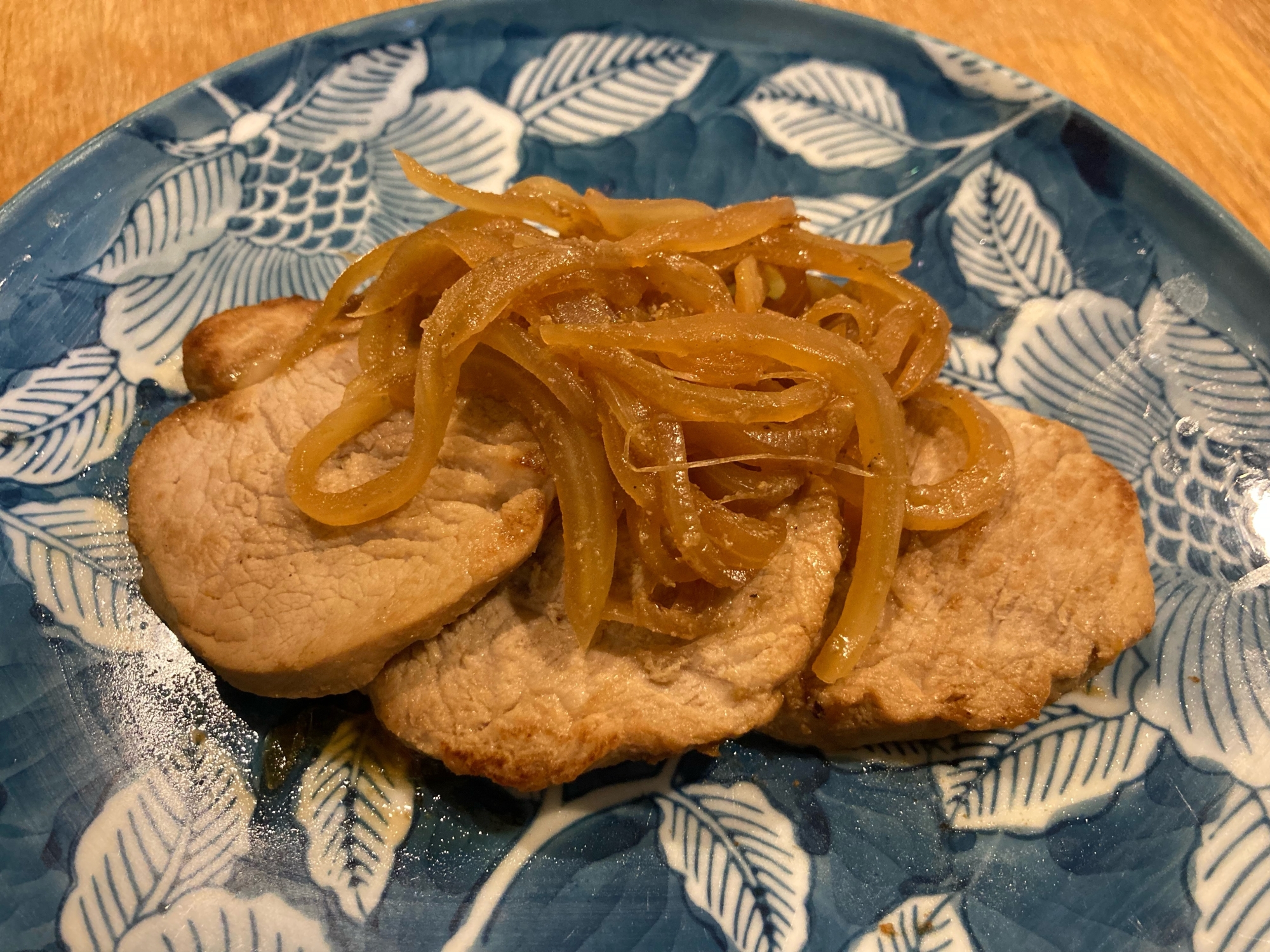 玉ねぎで柔らか〜豚ヒレ肉のステーキ