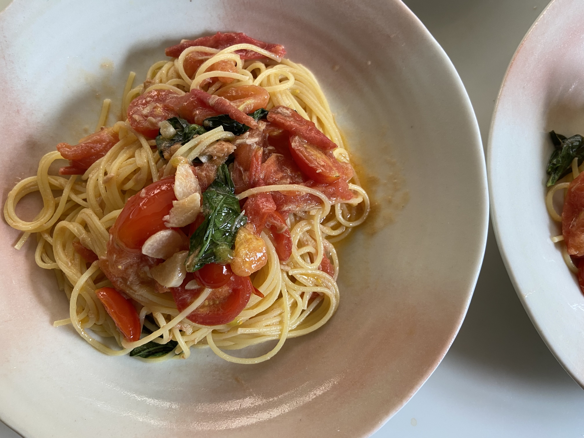 器に盛られたバジルとツナのパスタ