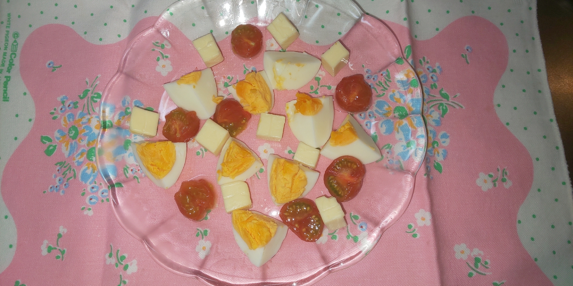 プチトマトとチーズと卵のころころサラダ
