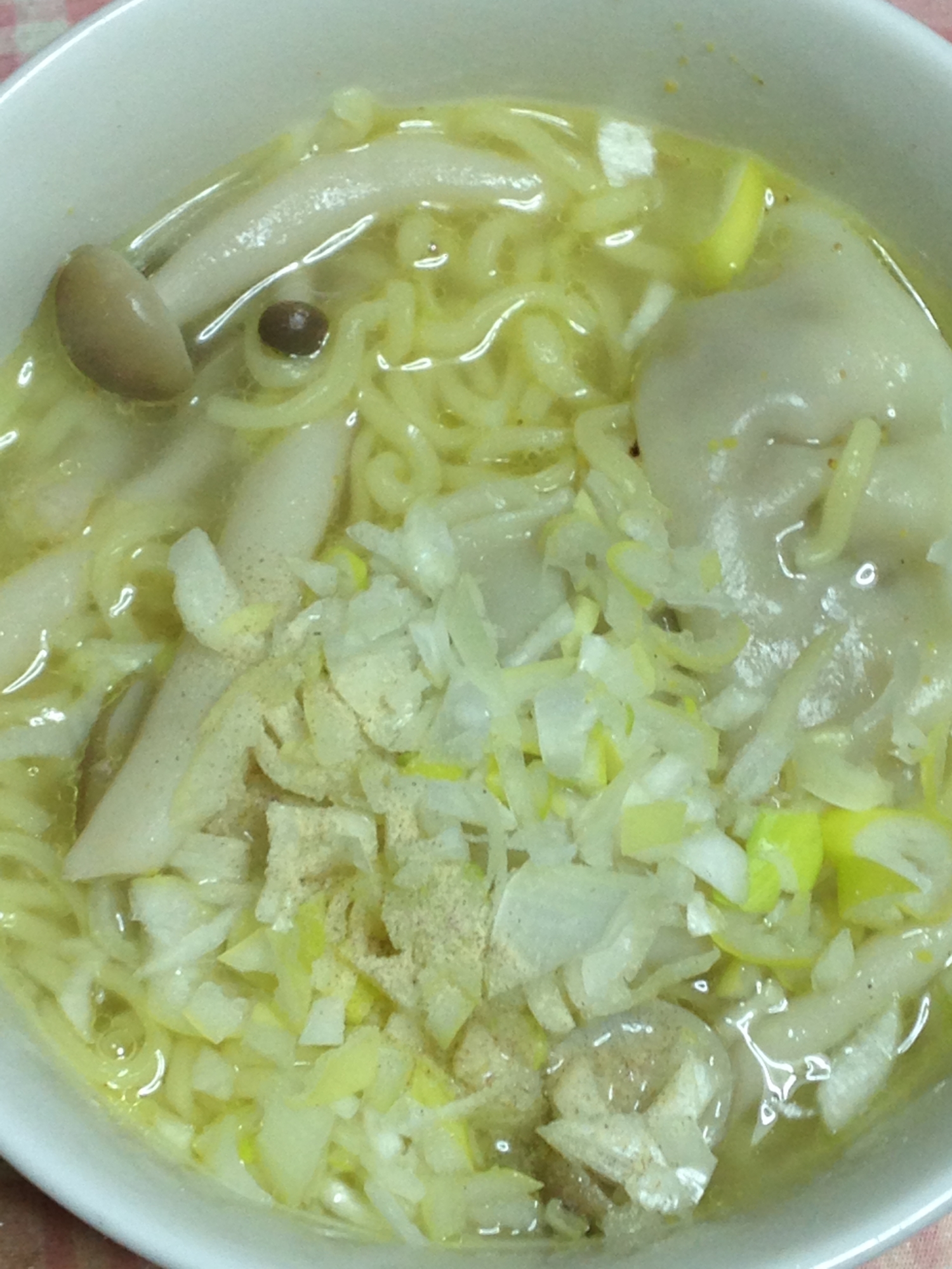 ぶなしめじと餃子のラーメン