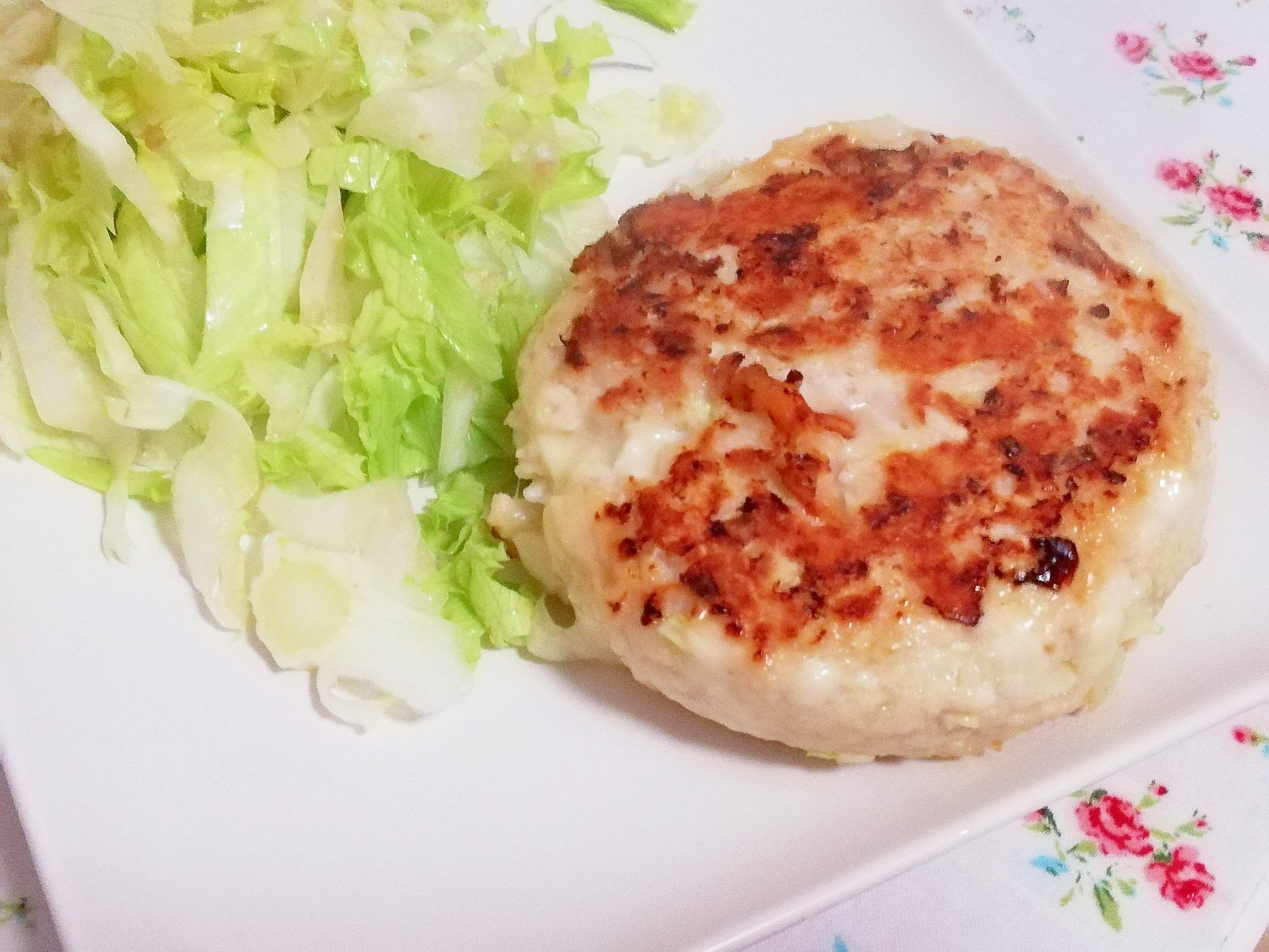 簡単ふっくら♪キャベツ入りマヨチキンハンバーグ