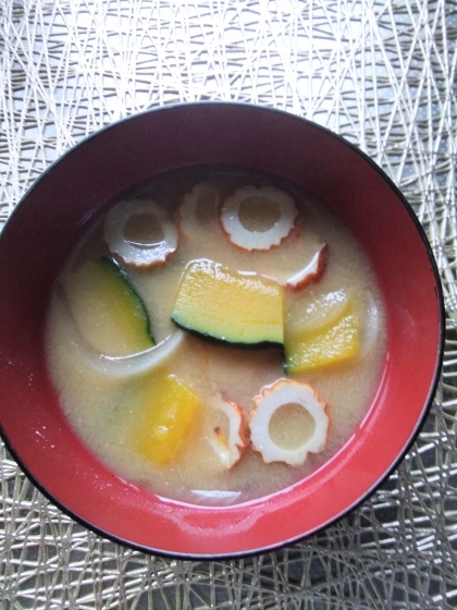 ハロウィンに かぼちゃと玉ねぎのみそ汁
